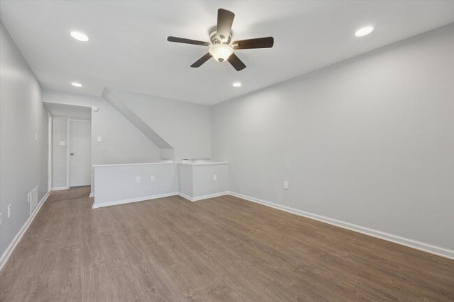 Building Photo - Available Immediately – Renovated 2B/1.5B ...