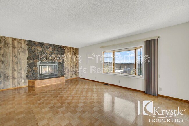 Building Photo - 949 N Camino Alto