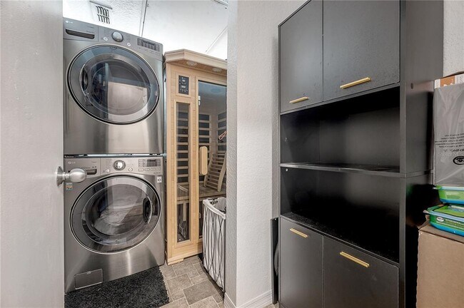 Building Photo - 410 S Armenia Ave