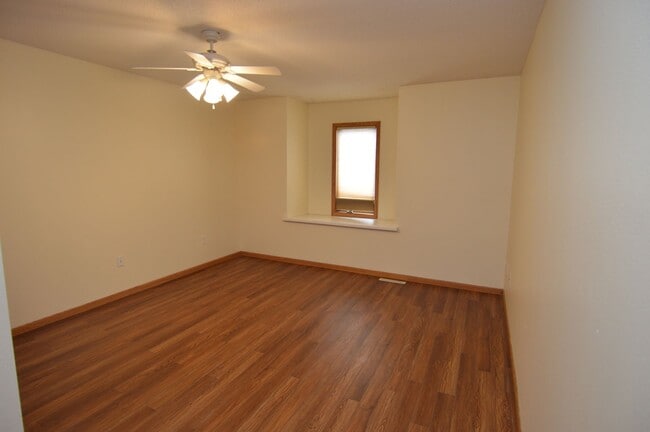Building Photo - 2 Bed + Den, 2.5 Bathroom Townhouse for Rent