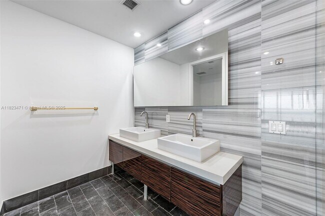 Building Photo - 1100 Biscayne Blvd