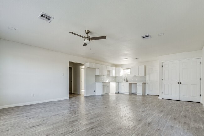 Building Photo - 5874 Belcrest St