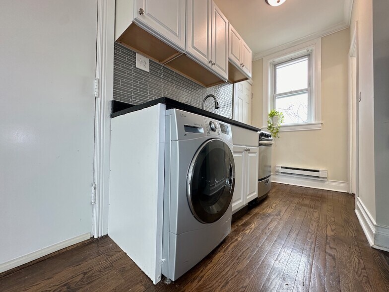 Building Photo - 644 W Roscoe St