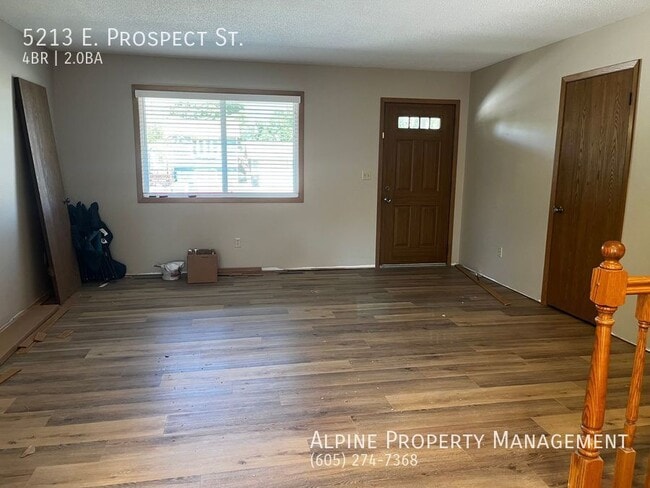 Building Photo - Newly Renovated 4 Bed/2 Bath East Side Ran...