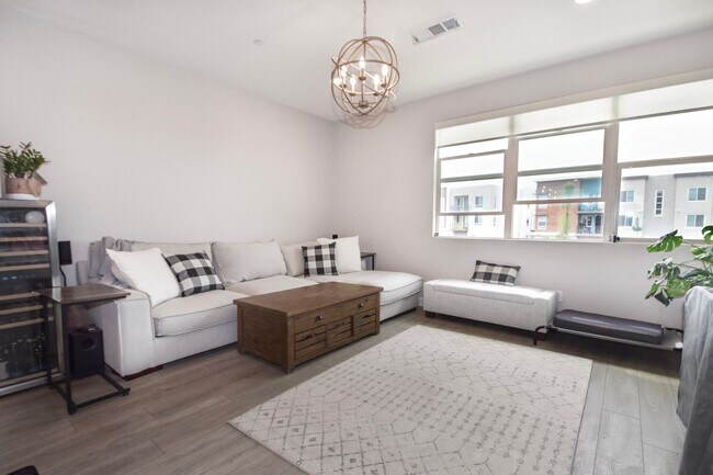 Building Photo - 1812 Mint Ter