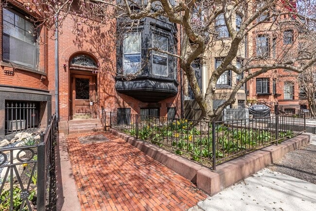 Building Photo - 462 Beacon St
