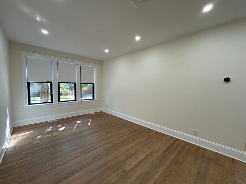 Building Photo - 4638 N Hamilton Ave