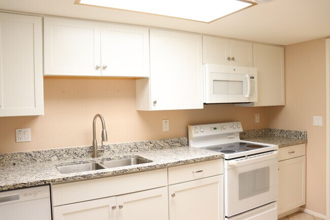Building Photo - Nice Townhome
