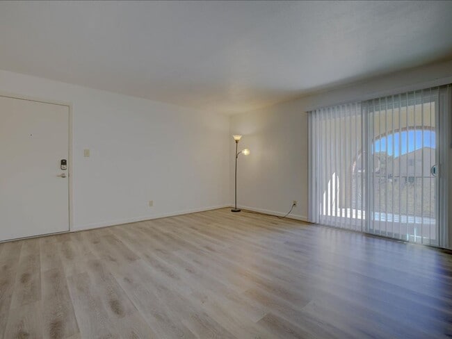 Building Photo - 2 Bedroom, 2 Bath