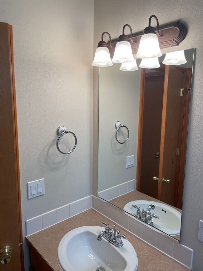 Building Photo - Beautiful 3 bed/2 bath rancher style home in Post Falls Idaho! Apply today!