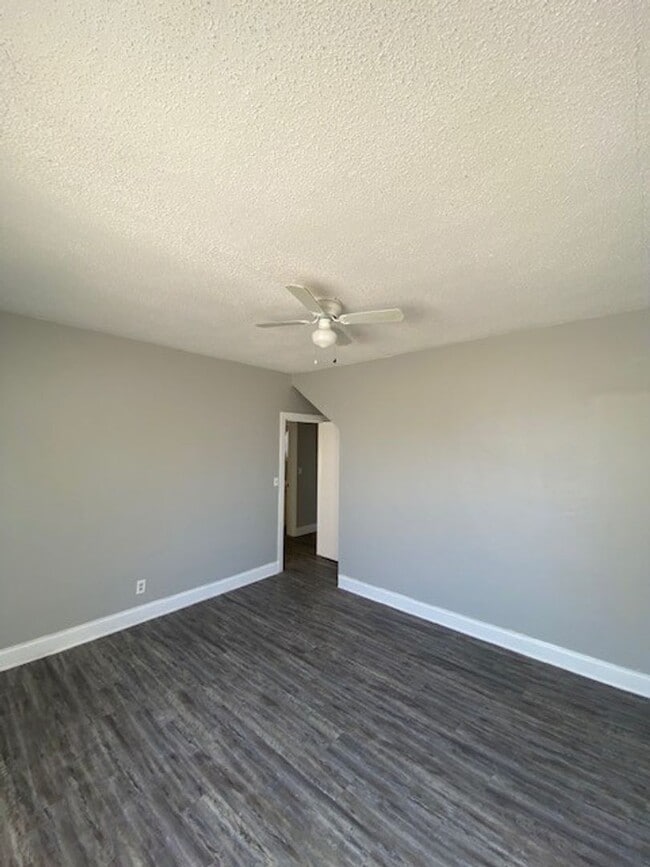 Building Photo - Spacious 3 Bedroom 1 Bathroom Home Located In St. Petersburg, Florida