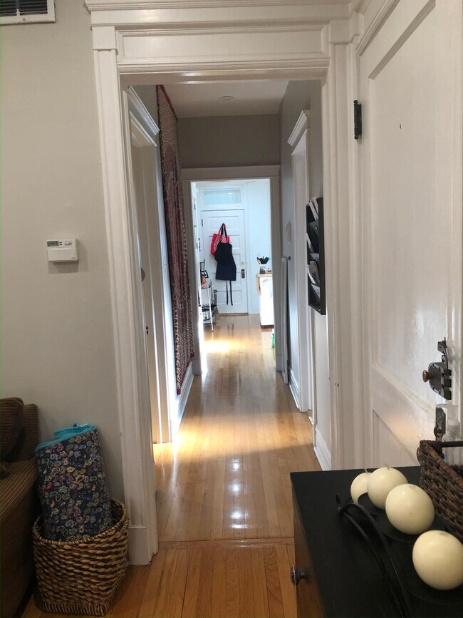 Building Photo - 1427 W Berwyn Ave