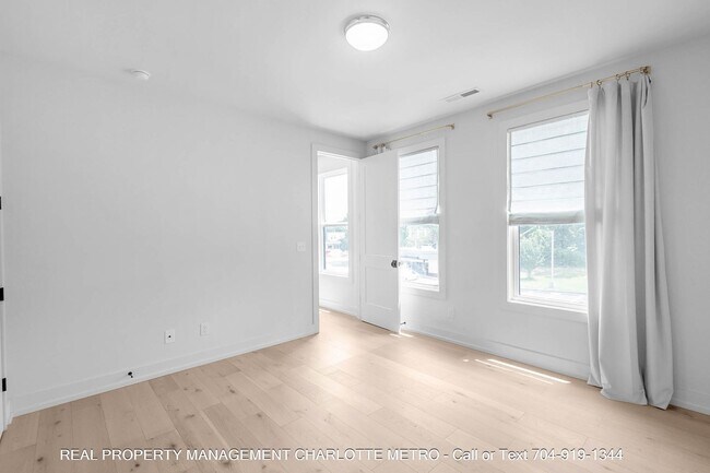 Building Photo - 1609 Parkwood Ave