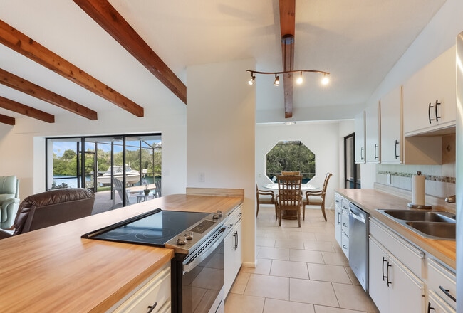 Building Photo - 5424 America Dr