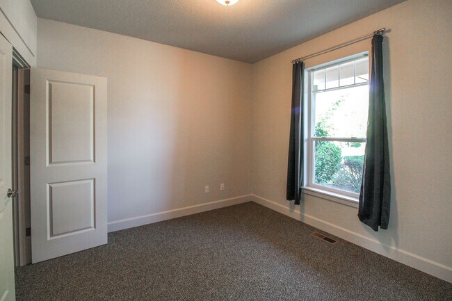 Building Photo - 3091 Kurt Dr NW