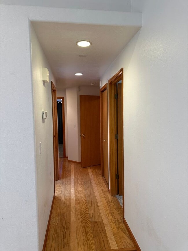 Building Photo - Beautifully updated 3 bedroom 2 bath house...