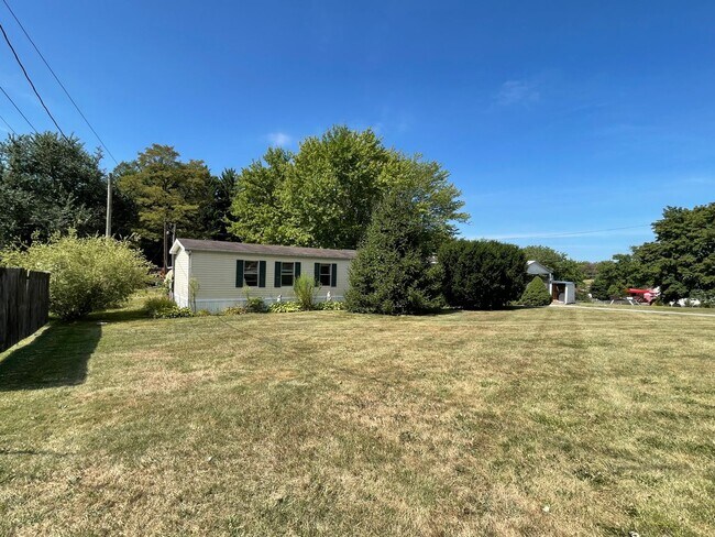 Building Photo - 3 bedroom home Fayetville PA!