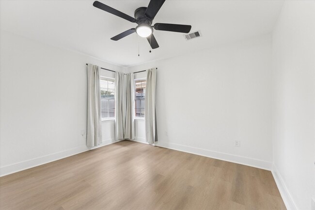 Building Photo - 2302 Hewitt Dr