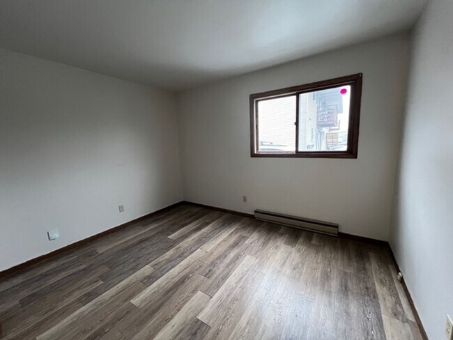 Building Photo - 909 Genrich St