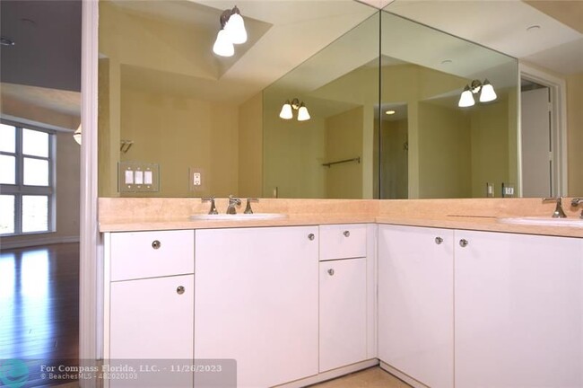 Building Photo - 20000 E Country Club Dr