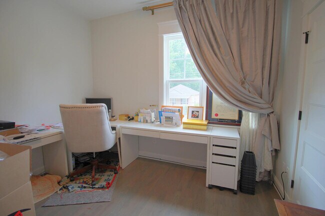 Building Photo - Charming 3 bedroom 2.5 bath home in incredible Durham location, with a massive fenced in yard!