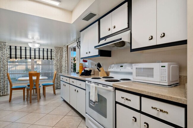 Building Photo - 7423 Dickens Dr