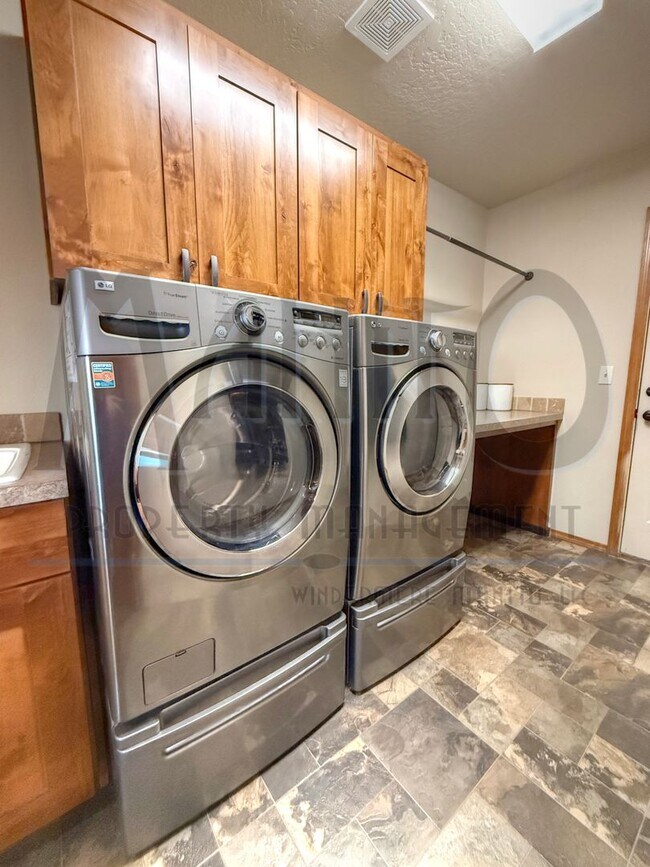 Building Photo - Stunning River Ridge Home With Spectacular Views