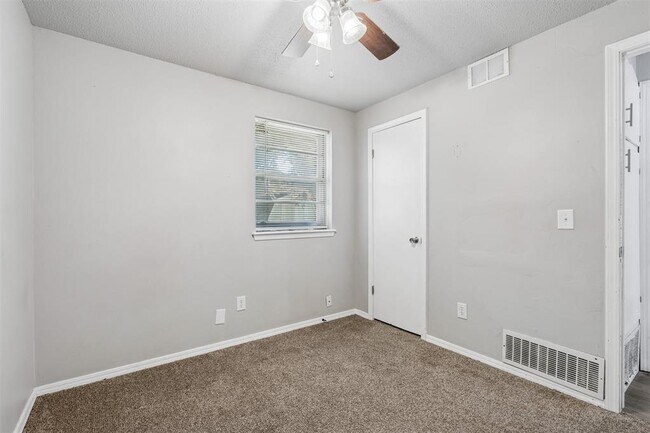 Building Photo - 4008 SE 46th St
