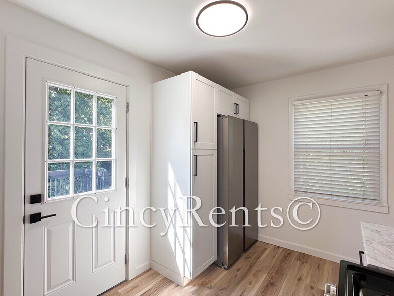 Building Photo - 6815 Sunray St