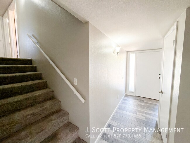 Building Photo - 3914 E Becker Ln