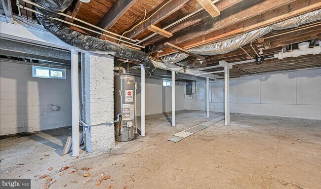 Building Photo - 2531 E Chestnut Ave