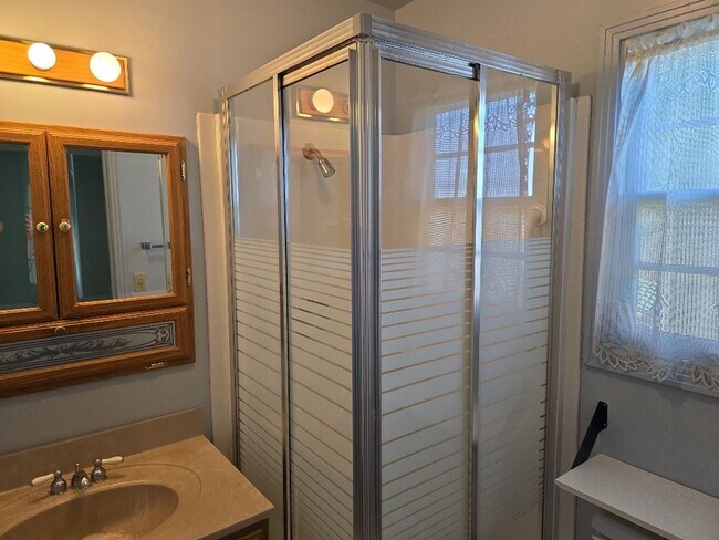 Building Photo - Spacious 4-bedroom family home features ga...