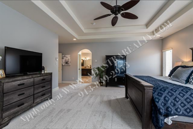 Building Photo - Gorgeous 5 Bed 5 Bath Home in Olathe-Avail...