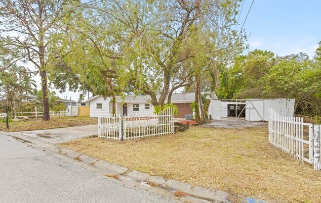 Building Photo - Home For Rent in Clearwater Manor!