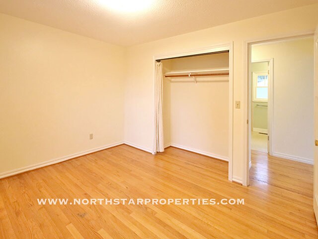 Building Photo - Great Lake Oswego Home Walking Distance to Everything