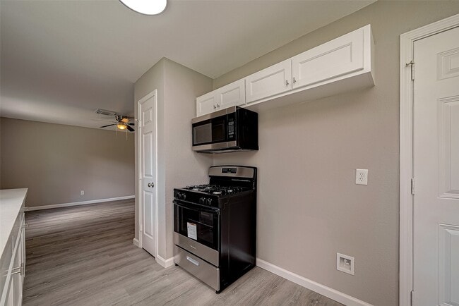 Building Photo - 8619 Valley Meadow Dr