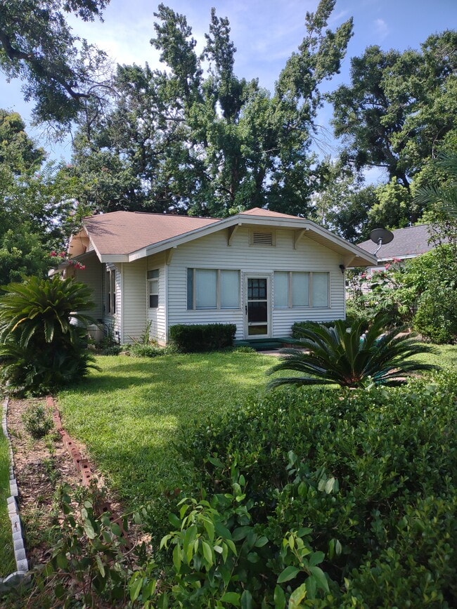 Building Photo - 1711 E Lee St