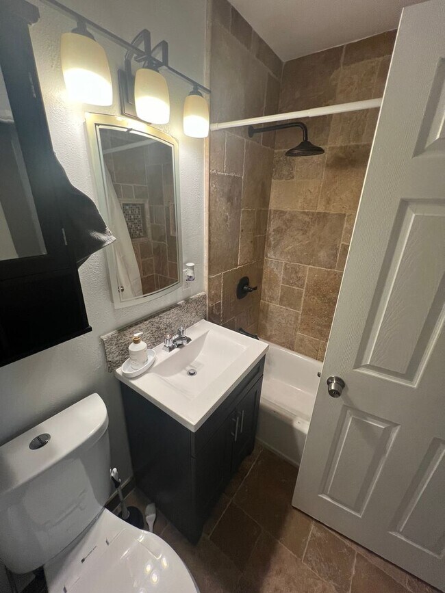 Building Photo - 212 N Aladdin Dr