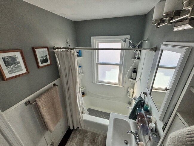 Building Photo - Home For Rent Bellevue.