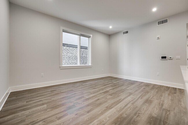 Building Photo - 658 Grand St