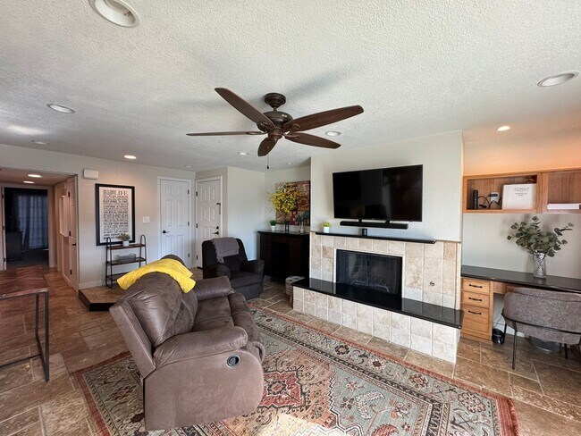 Building Photo - Riverfront 2BR Condo Great Views, Luxury Furnished incl UTILITIES