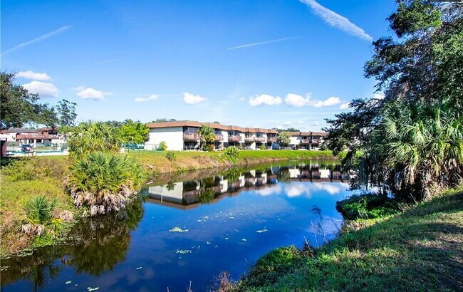 Building Photo - Centrally Located 3 bedroom 2.5 bath Townh...