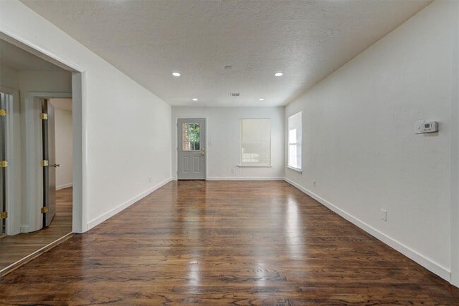 Building Photo - 1202 Windsor Way