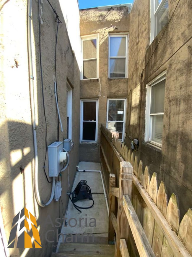 Building Photo - Stylish 2 Bedroom with Spa Bath, Hardwood Floors and Parking