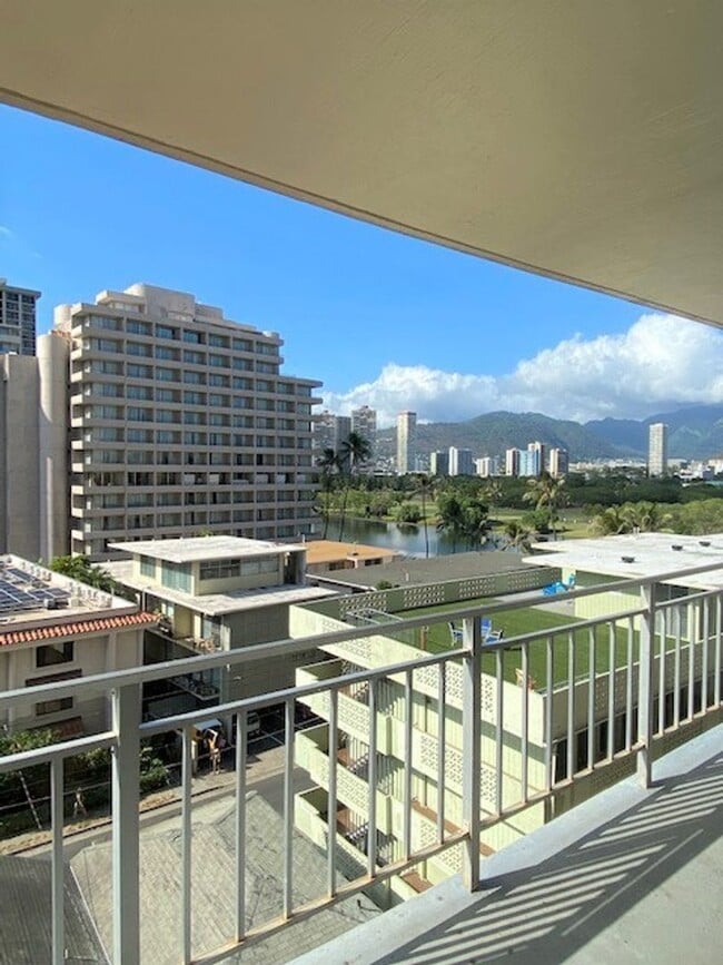 Building Photo - One bedroom with parking in Waikiki