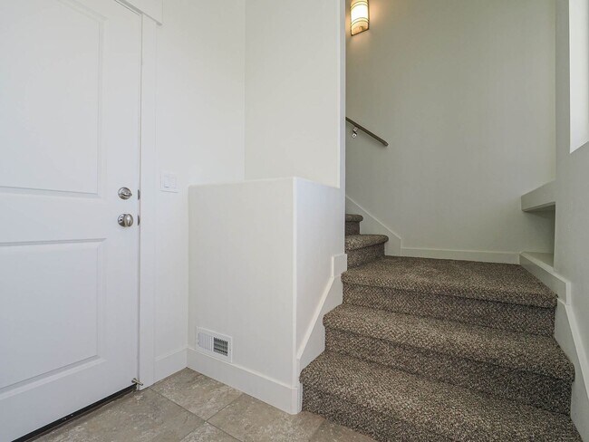 Building Photo - 3 Bedroom, 2.5 Bathroom in South Jordan
