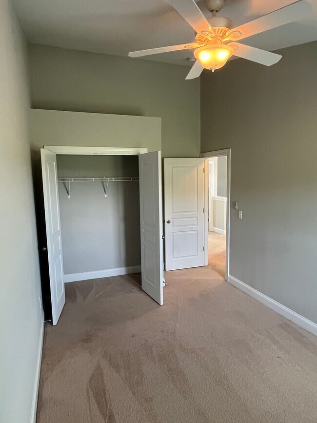 Building Photo - Rare 3 Bedroom townhome between Harrisburg...