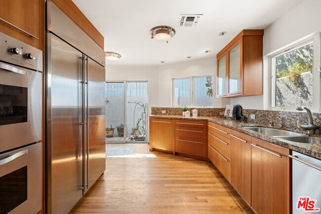 Building Photo - 8781 Lookout Mountain Ave