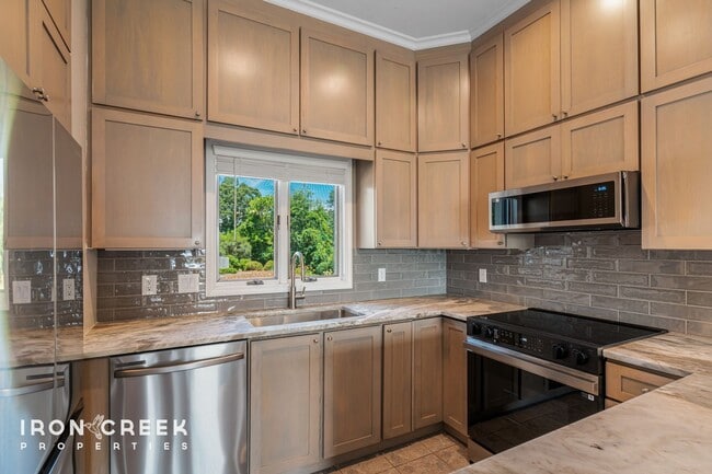 Building Photo - Two-bedroom Condo with Mountain Views near...