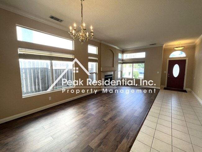 Building Photo - Wonderful Roseville 3bd/2ba House With 3 C...